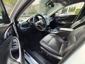 Malibu berline 2018 d'occasion en excellent état, transmission 9 vitesses, moteur 250 CV 2L, traction avant, faible consommation de carburant, automatique - Product Image 2