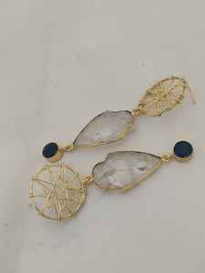 Pendientes colgantes chapados en oro de 18 quilates hechos a mano con piedra de cuarzo transparente texturizada y acento de cristal azul profundo - Product Image 2