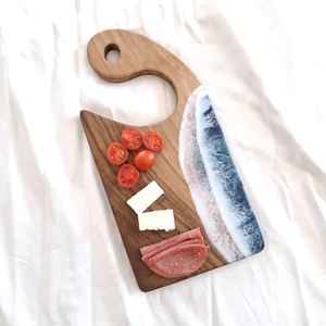 Planche à découper fonctionnelle en résine et bois, conçue en bois d'acacia et en bois de manguier pour la cuisine quotidienne et le tranchage - Product Image 1