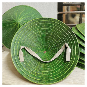 Chapeau conique fait à la main en feuilles de palmier avec des nervures en bambou pour accessoires photo et vente de souvenirs d'origine vietnamienne - Product Image 4