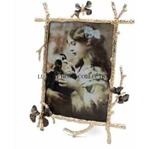 Cadre photo en métal antique avec des sculptures complexes et un design intemporel parfait pour encadrer des photos ou des œuvres d'art avec un charme vintage - Product Image 3