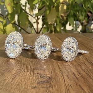 Anillo de Compromiso Solitario con Diamante Moissanita Ovalado Grande, Oro Sólido de 10K-14K, Certificado IGI, Elegante Regalo para Ella - Product Image 1