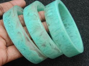 Brazaletes de moda de estilo étnico Retro americano europeo Pulsera de resina de color con tachuelas de diamantes Accesorio versátil - Product Image 3