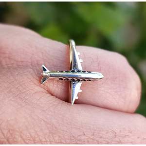 Bague signet géométrique minimaliste en forme d'avion, faite à la main en argent sterling, bijou d'aviation, cadeau de voyage unique pour elle - Product Image 2