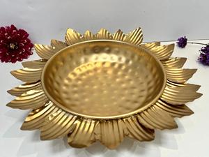 Bol décoratif rond Urli en laiton traditionnel fabriqué à la main avec motif de fleurs pour bureau à domicile pour décor de mariage Diwali. - Product Image 6