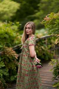 Robe bohème Beeblossom en pur coton, imprimée à la main, motif floral vert et rose, mode éthique - Product Image 5