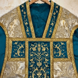 Chasuble romaine en soie turquoise personnalisée avec broderie florale dorée, vêtement liturgique pour prêtre catholique, pour la Messe - Product Image 6