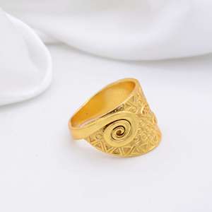 Vente en gros de bagues de mariage en laiton plaqué or 24 ct à la mode avec design de fleur simple pour hommes et femmes bijoux de mariage à la mode pour - Product Image 2