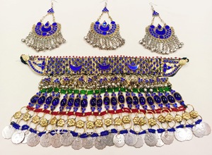 Conjunto de joyería de tres piezas de acero inoxidable tribal afgano étnico hecho a mano para mujer, diamantes de imitación de cristal, cuentas multicolores colgantes - Product Image 3