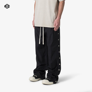 Pantalones de chándal acampanados rectos de talla grande personalizados OEM para hombre, cortavientos de nailon transpirable con botón de diamantes de imitación, diseño de pista acampanada - Product Image 1