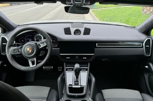 Porssche Cayenne Turbo S E-Hybrid Coupé 2023 HP V8 hybride rechargeable 670 d'occasion, sport léger - Product Image 3