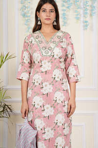 Ensemble Kurta droit en coton imprimé floral pêche pour femmes avec col en V, travail de miroir et manches 3/4, stylé avec pantalon et dupatta - Product Image 2