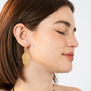 CUCOCUCA YXQ E394 Orecchini pendenti eleganti in acciaio inossidabile placcato oro, design a forma di ghianda ispirato alla natura, ideali per un look da passeggio - Product Image 2