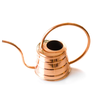 Arrosoir en cuivre poli de qualité supérieure avec poignée circulaire artistique, bec verseur allongé et corps conique - Product Image 5