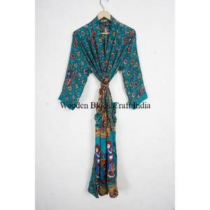 Robe kimono d'été en soie florale faite à la main en Inde, style bohème chic, vêtements de détente pour femmes, robe de mariée à manches longues - Product Image 1