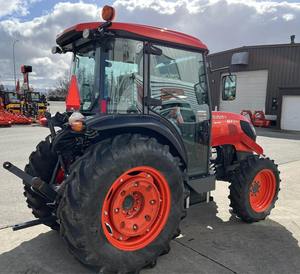 Tractor MFWD M4N-071HDC12 2022 - Diseño Compacto, Alta Potencia, Máxima Eficiencia - Product Image 1