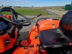 Tractor Compacto Kubota L3301 Ligeramente Usado |   Tractor diésel 4x4 de 33 CV con cargador frontal - Product Image 5