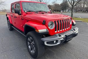 Jeep Gladiator Overland 4x4 V6 2020 d'occasion en excellent état, transmission intégrale, rouge Firecracker, principalement utilisé en climat chaud - Product Image 3
