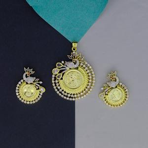 Ensemble de pendentifs élégant avec boucles d'oreilles pour femmes et filles Wedding Wear Parties Wear Collections - Product Image 3