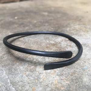 Bracelet en fer ethnique médiéval, bijoux anciens, bracelets en fer forgé pour reconstitution historique, mode, artisans royaux, vintage chrétien - Product Image 1