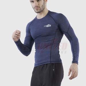 Camisa de compresión de gimnasio ajustada para hombre, cómoda con paneles de malla transpirable - Product Image 1