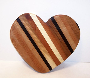 Planche à découper en forme de cœur en bois naturel de haute qualité, fabriquée à la main par les meilleurs artisans |   Planche à découper de cuisine en bois massif durable - Product Image 6