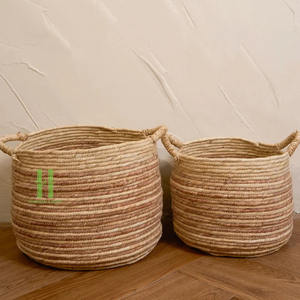 Cesta de Almacenamiento de Mimbre Hecha a Mano, Irresistible Cesta Tipo Barriga con Flecos de Rafia, Hecha en Vietnam - Product Image 5