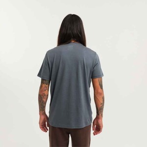 Camiseta de hombre de corte regular de algodón 100% de alta calidad: diseño liso en blanco con logotipo personalizado - Product Image 3