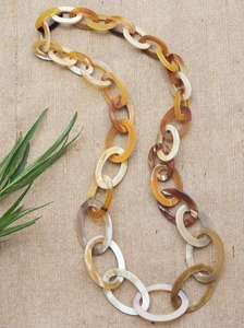 Collar con colgante de cuentas de cuerno clásico de búfalo genuino hecho a mano Unisex Artificial por Artesanías Javed - Product Image 2