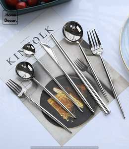 Juego de cubiertos de metal bellamente diseñado con diseño de aspecto antiguo para ocasiones de comedor de hospitalidad premium y decoración del hogar - Product Image 2