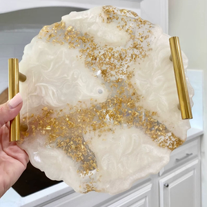 Plateau de service en résine aux couleurs modernes et audacieuses, conçu pour se démarquer comme pièce maîtresse des tables ou pour la décoration d'événements à domicile. - Product Image 3