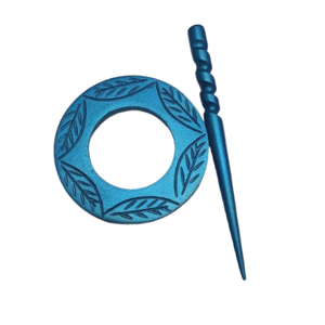 Épinglette élégante en bois, conçue pour un style naturel, offrant un moyen raffiné de fixer les écharpes et les foulards légers. - Product Image 1