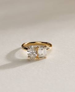 Anillo de compromiso/boda Toi et Moi con dos diamantes cultivados en laboratorio con corte ovalado y esmeralda, certificados por IGI, en oro amarillo/blanco y rosa de 9K. - Product Image 1