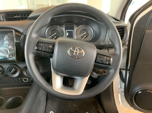 Auto Usado de Calidad a Precio Accesible, Toyota Hilux 2026 2.4 GD-6, Carrocería Elevada, Cabina Extendida, Volante a la Derecha - Product Image 2