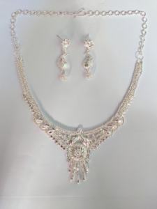 Nuevo Spot Venta al por mayor Collar plateado Pendientes Anillo Conjunto con estilo de lujo Conjunto de joyas para la venta por los exportadores - Product Image 4