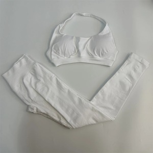 ชุดเล่นโยคะสำหรับผู้หญิงสายรัดหลังแบบนิ่มสำหรับใส่เล่นฟิตเนสสปอร์ตบรา + เสื้อผ้าออกกำลังกายสั้นรัดรูปสีพื้น - Product Image 5