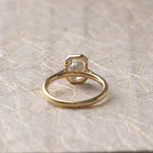 Elegante anillo de compromiso de moissanita radiante de hielo triturado de 3,31 quilates con ajuste de bisel y banda de catedral delgada perfecta para regalo - Product Image 3