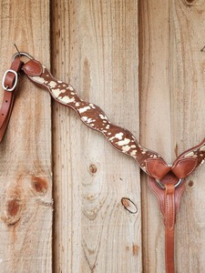 Ensemble de harnais pour cheval en cuir occidental avec des franges rouges colorées et une bride et une poitrine en cuir travaillés à la main - Product Image 4