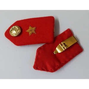 Gorget de los Emiratos Árabes Unidos con Detalle Trenzado Dorado en el Cuello y las Piernas, Gorget Senior de los Emiratos Árabes Unidos, Parche para el Cuello, Rojo Escarlata con Hojas Plateadas - Product Image 3