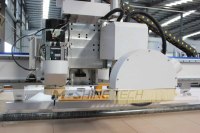Router CNC ATC Multifuncional 2130 con Cuchilla de Sierra para Etiquetado y Madera 360 °   Máquina de ensamblaje de muebles con etiquetado automático y sierra rotativa