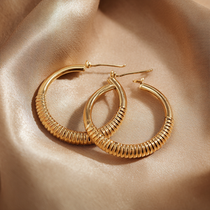 Boucles d'oreilles créoles côtelées personnalisées en laiton et acier inoxydable plaqué or OEM - Product Image 2