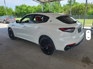 2022 Masera Ti Levante Modena S AWD 3.0L Twin Turbo Gas 8 vitesses avec caméra arrière 430bhp sièges en cuir de direction gauche soigneusement utilisés - Product Image 4