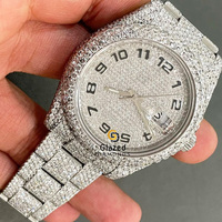 Rehaussez votre style avec notre magnifique montre en moissanite pour homme, ornée de diamants taillés étincelants, verre analogique en cristal, acier inoxydable.