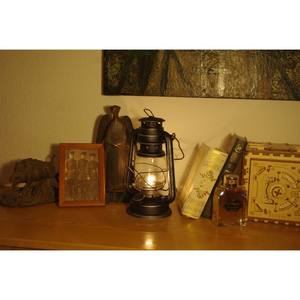 Les lanternes en verre et les lanternes colorées scintillantes de couleur rouge rosé échoient à la beauté intemporelle des nuits du Ramadan dans toutes les cultures - Product Image 3