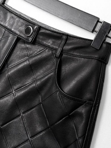 Shorts Bermuda de Cintura Alta en Cuero PU Acolchado con Bolsillos, Estilo Urbano, Patrón Geométrico, Cierre de Botones - Product Image 4