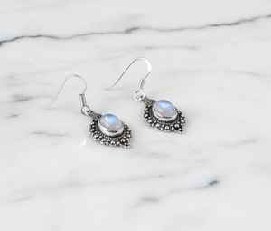 Boucles d'oreilles clous en pierre de lune arc-en-ciel ornée, plaquées or, argent sterling, pendentif en grappe, style vintage mignon, pierre de naissance de juin - Product Image 5