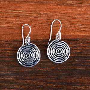 Boucles d'oreilles spirales au design antique, bijoux tribaux en laiton pour femmes, finition argent oxydé, style bohème, géométriques, pendantes, vente en gros/OEM - Product Image 5