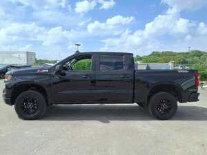 USADO, Silverado 1500 Custom Trail Boss 2024, Cabina Doble, Tracción en las Cuatro Ruedas, Asientos de Cuero, Interior Oscuro, Control de Crucero Adaptativo, Volante a la Izquierda - Product Image 2