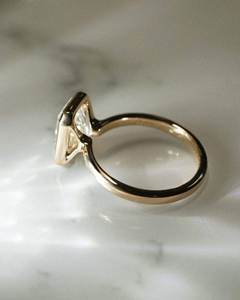 Bague de fiançailles solitaire en diamant CVD de laboratoire taille Radiant de 2,00 carats, sertie clos, en or jaune, clarté VS1, bijoux de mariée - Product Image 3