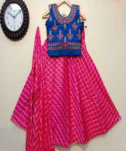 Ropa de colección de boda Ropa de fiesta de diseñador Lino de longitud completa Cosido Trabajo pesado Color rojo Ropa de mujer india en Surat Apparelgarment - Product Image 5